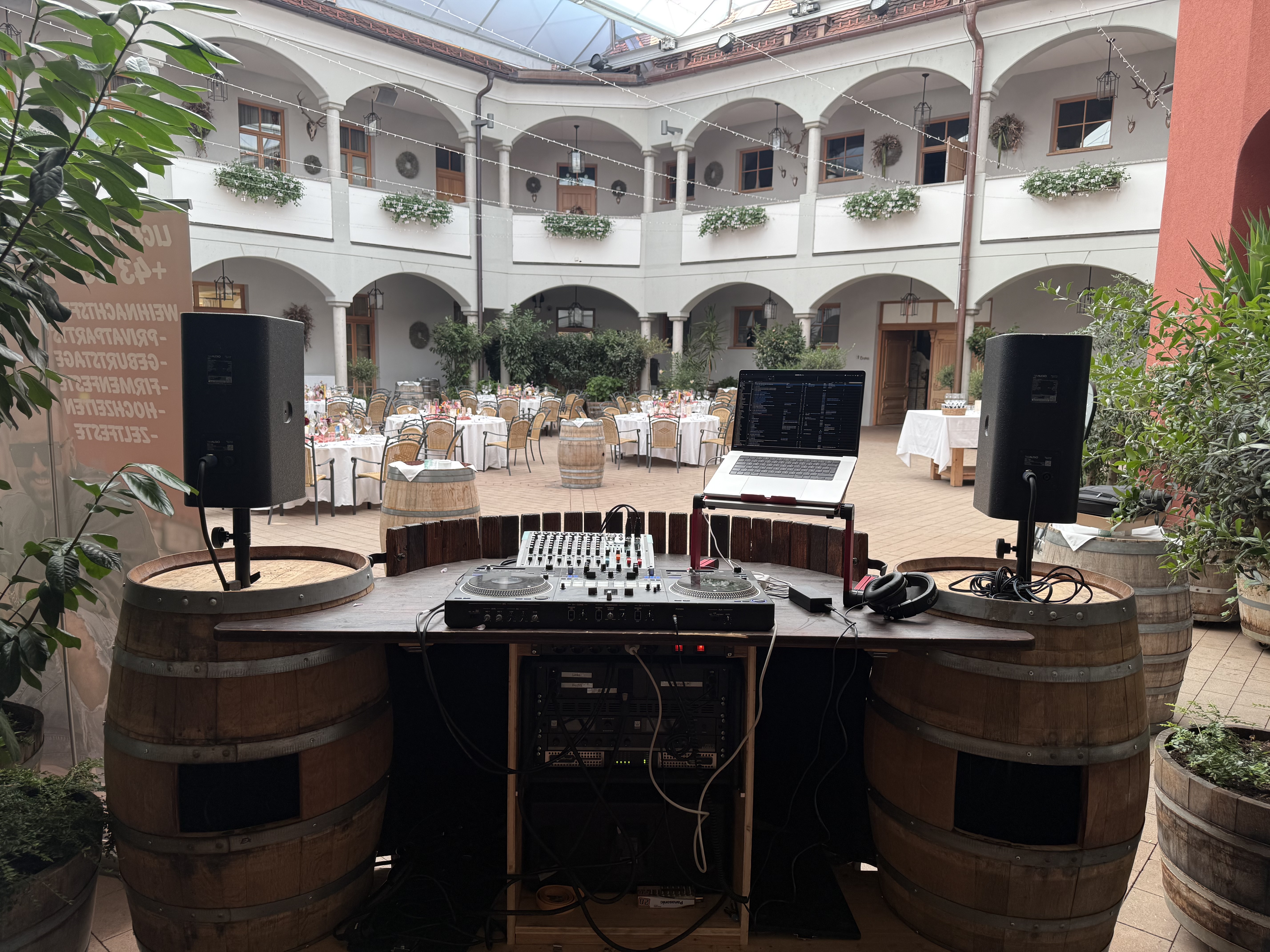 Innenhof-Hochzeit Setup