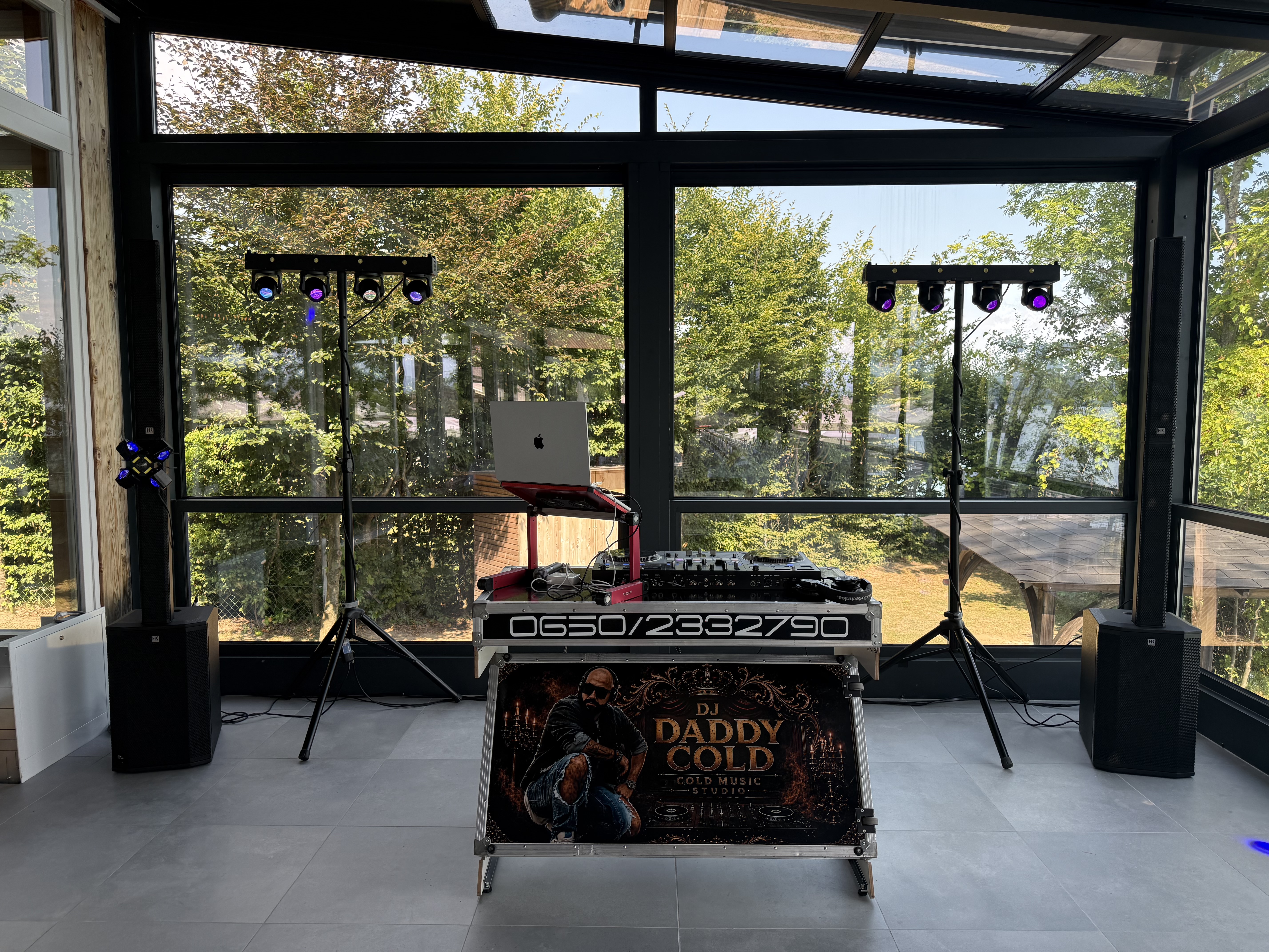 DJ Daddy Cold Booth mit Branding